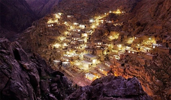 Kỳ lạ ngôi làng không mái ngói ở Iran