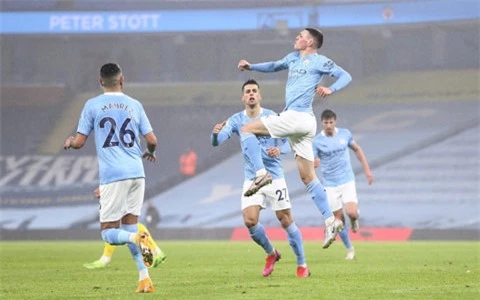 Phil Foden (giữa) là người ghi bàn duy nhất trong trận thắng Brighton