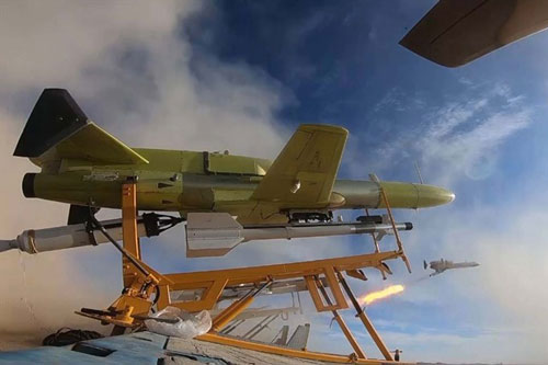 UAV Iran khoe tên lửa đánh chặn kiêm diệt tăng