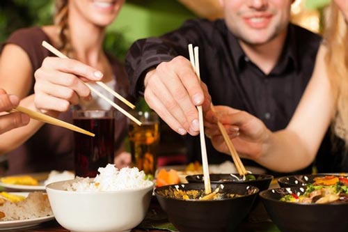 Điều gì xảy ra với cơ thể khi thường xuyên ăn tối sau 19 giờ?