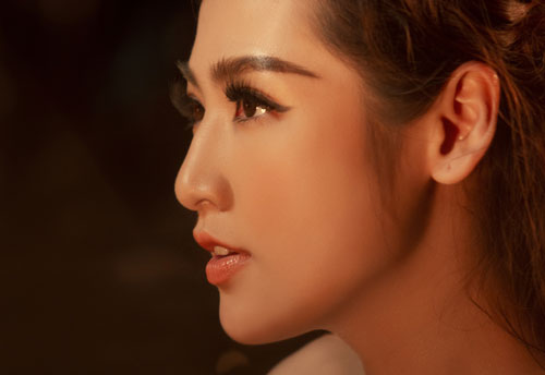 Á hậu Tú Anh tiết lộ cảnh quay dưới nước kéo dài 3 tiếng đồng hồ