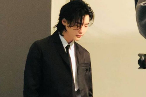 Mới trở lại sau khi xuất ngũ, Lee Jong Suk đã làm 'điên đảo' mạng xã hội với hình ảnh tóc dài lãng tử