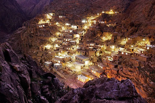 Kỳ lạ ngôi làng không mái ngói ở Iran