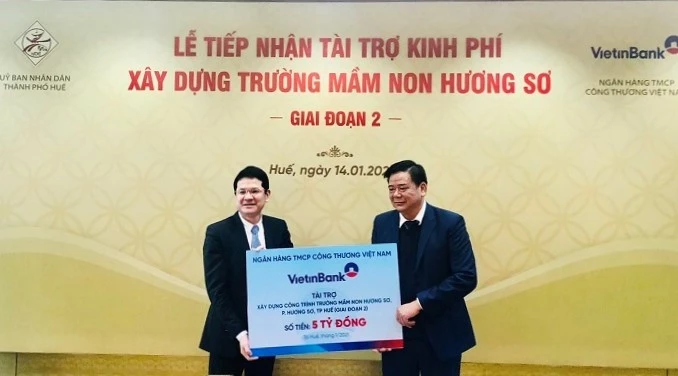 Đại diện VietinBank Thừa Thiên Huế trao tài trợ 5 tỷ đồng xây dựng Trường Mầm non Hương Sơ