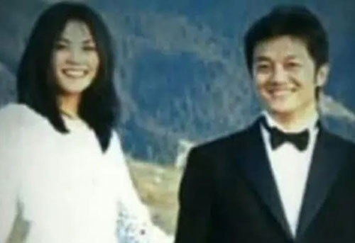 Lộ ảnh cưới cách đây 15 năm của Vương Phi và Lý Á Bằng, dân mạng lên tiếng phàn nàn?