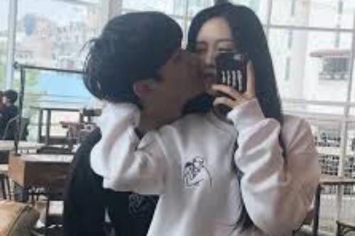 Bị người thứ 3 nhắn tin đến, cô gái vỡ lẽ chuyện bị "cắm sừng", cách giải quyết vấn đề lại nhẹ nhàng và sâu cay làm sao, đặc biệt là câu "chốt" thẳng với tình địch