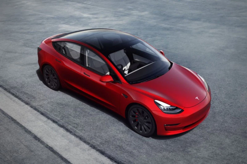 Sedan hạng sang cỡ nhỏ tốt nhất: Tesla Model 3 2021 (giá khởi điểm: 37.990 USD).