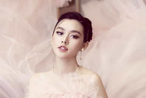 Á hậu Tường San lần đầu xuất hiện sau đám cưới