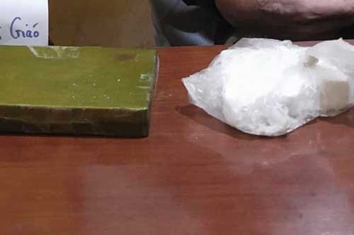 Hà Nội: Bắt giữ đối tượng giấu 2 bánh heroin trong áo khoác