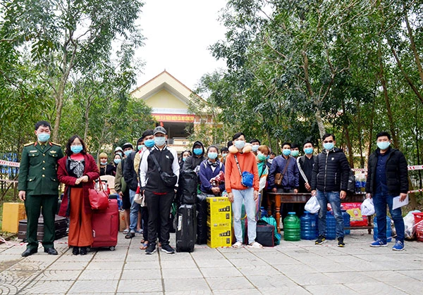 đưa đón c ác du học sinh Lào sau khi hoàn thành việc cách ly phòng, chống Covid-19 theo quy định tại tỉnh Quảng Trị...