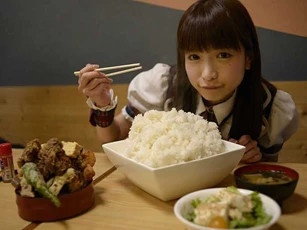 Top những cô gái có sức ăn khủng khiếp nhất thế giới