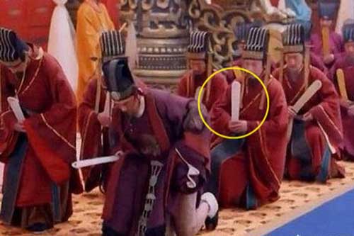 Tại sao các quan xưa khi tới buổi chầu đều cầm theo một 'tấm bài vị'?