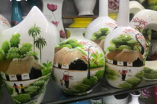 Làng gốm Bát Tràng hút khách những ngày cận Tết