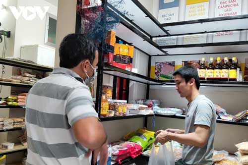 Hàng đặc sản Tết ở TP HCM khan hiếm, giá tăng