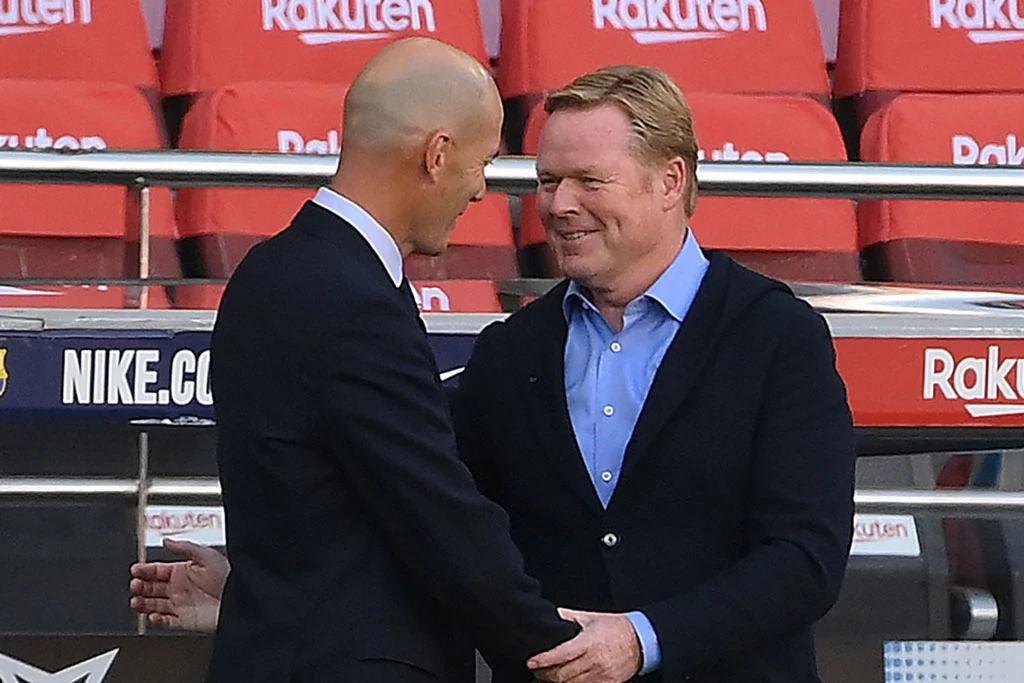 Zidane và Koeman (phải).