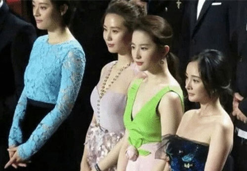 Bức ảnh cũ chứng minh đẳng cấp nhan sắc của Lưu Diệc Phi: Diện đồ thảm hoạ vẫn 'đánh bật' Dương Mịch lẫn Lưu Thi Thi