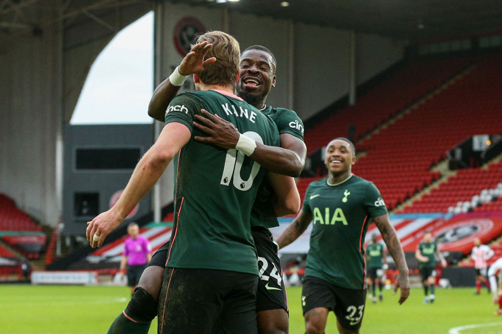 Hạ đội bét bảng, Tottenham trở lại Top 4 Ngoại hạng Anh