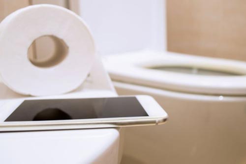 Dùng điện thoại khi đi vệ sinh có nguy cơ nhiễm khuẩn, dễ mắc bệnh trĩ