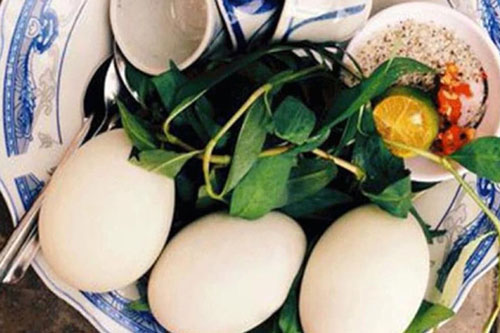 Ăn trứng vịt lộn bỏ con, cô gái bị người yêu chia tay