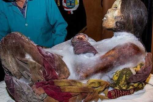 Xác ướp thiếu nữ mắc kẹt trong lớp băng 9 mét suốt 500 năm - Sự thật đằng sau khiến ai cũng xót xa