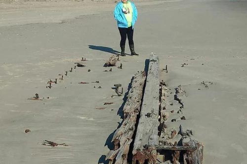 "Tàu ma" bất ngờ trồi lên giữa cát, có thể là mộ phần của 90 người