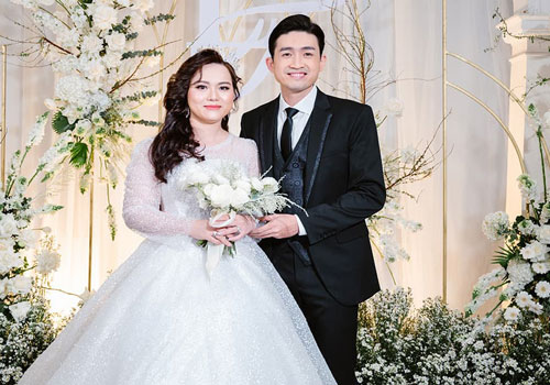 Ca sĩ Triệu Long hát trong đám cưới và gây xúc động với khoảnh khắc đón cô dâu bế con vào lễ đường