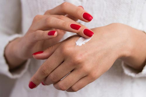 Tạm biệt da tay khô ráp trong mùa đông