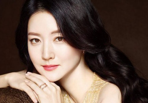Ngưỡng mộ nhan sắc tuổi 50 của "bảo vật quốc gia" Lee Young Ae
