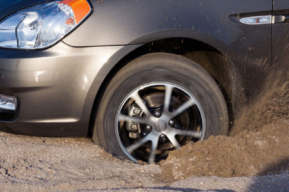Bánh xe bị sụt xuống hố phải xử lý thế nào?