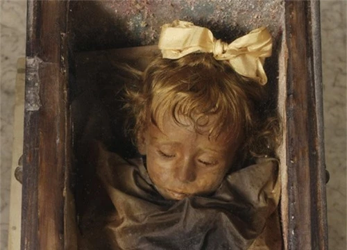 Bí ẩn xác ướp bé gái sau 100 năm vẫn còn nhấp nháy đôi mắt - 2