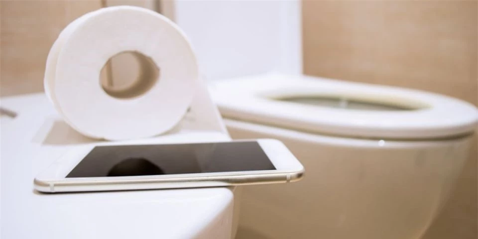 Dùng điện thoại khi đi vệ sinh có nguy cơ nhiễm khuẩn, dễ mắc bệnh trĩ