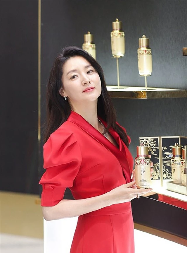 Ngưỡng mộ nhan sắc tuổi 50 của bảo vật quốc gia Lee Young Ae - 3