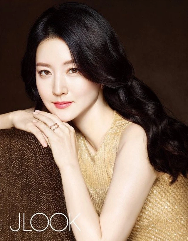 Ngưỡng mộ nhan sắc tuổi 50 của bảo vật quốc gia Lee Young Ae - 4