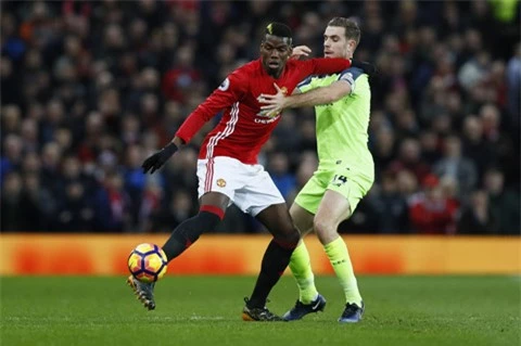 Paul Pogba (trái) tin rằng muốn trở thành đội mạnh nhất, M.U phải vượt qua đối thủ giỏi nhất là Liverpool