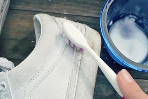 Mẹo làm sạch giày trắng chưa đến một phút