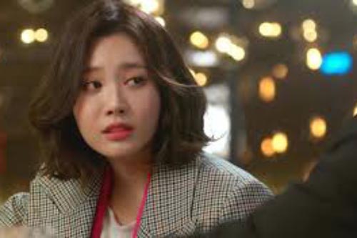 Đang bàn với chồng về việc biếu quà Tết sếp thì mẹ anh ấy bỗng xuất hiện đưa tôi một túi bóng đen chứa đầy thứ khiếp đảm