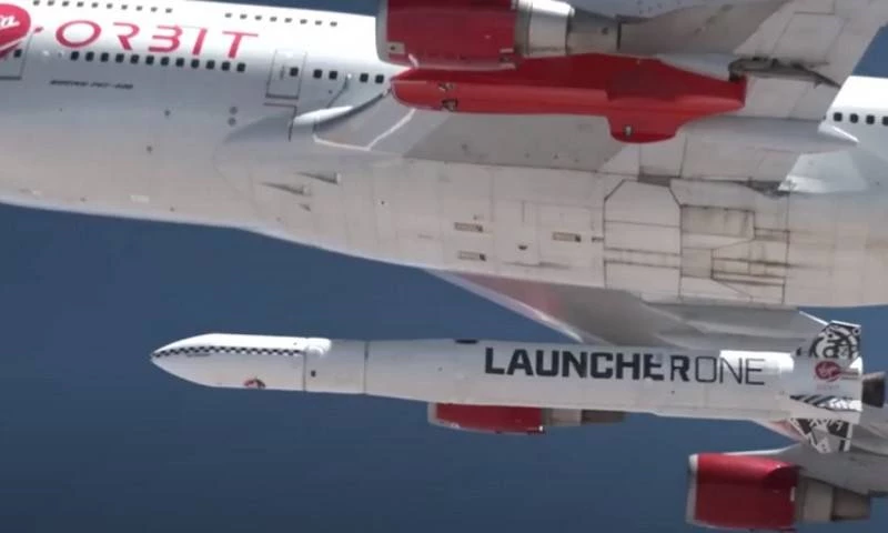 Tên lửa vũ trụ Launcher One dưới cánh máy bay Boeing 747. Ảnh: Topwar.