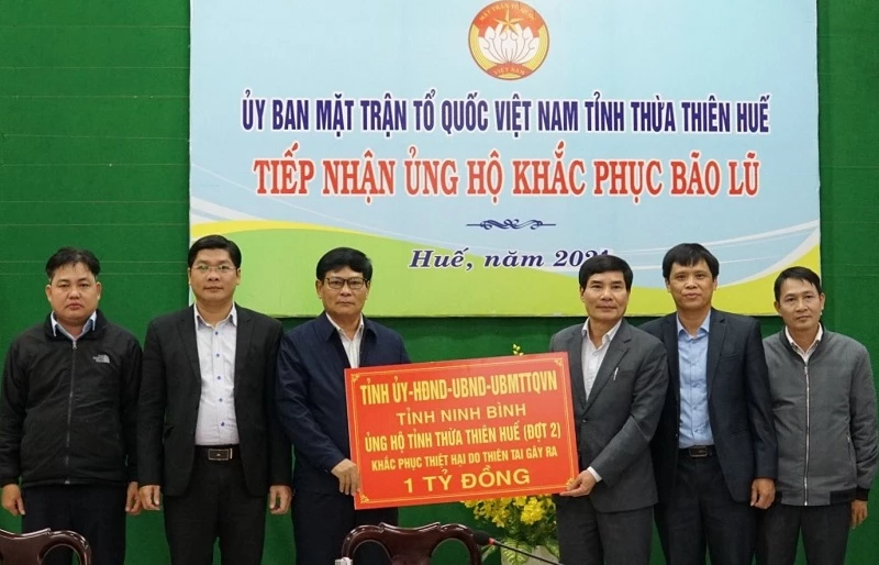 Ông Đỗ Việt Anh (thứ 3 từ phải sang), Trưởng Ban Dân vận Tỉnh ủy, Chủ tịch Uỷ ban MTTQVN tỉnh Ninh Bình trao số tiền hỗ trợ người dân Thừa Thiên Huế khắc phục thiệt hại do thiên tai gây ra.