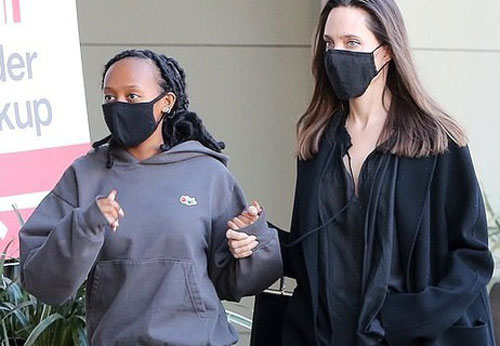 Angelina Jolie giản dị nắm tay con ra phố