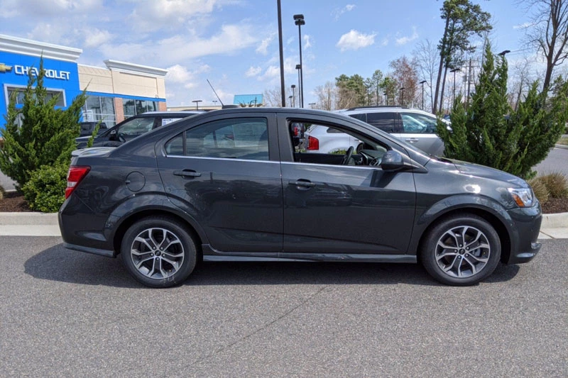 6. Chevrolet Sonic Sedan (giá: 16.720-20.720 USD).