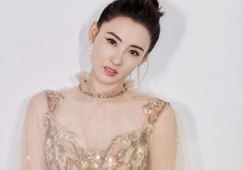 Bà mẹ đơn thân Trương Bá Chi đẹp nao lòng ở tuổi 40