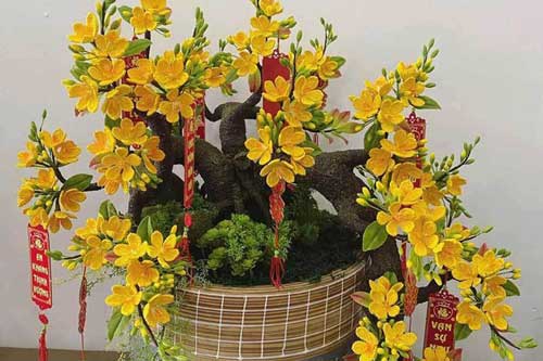 Độc và lạ: Hoa chưng Tết làm từ những chất liệu không ngờ tới