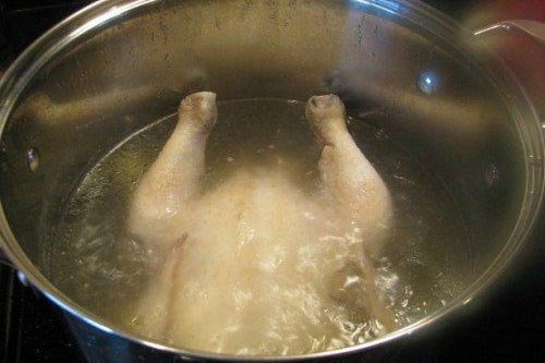 Làm theo cách này, gà đông lạnh luộc lên vẫn giòn da, chắc thịt ngon không kém thịt gà tươi