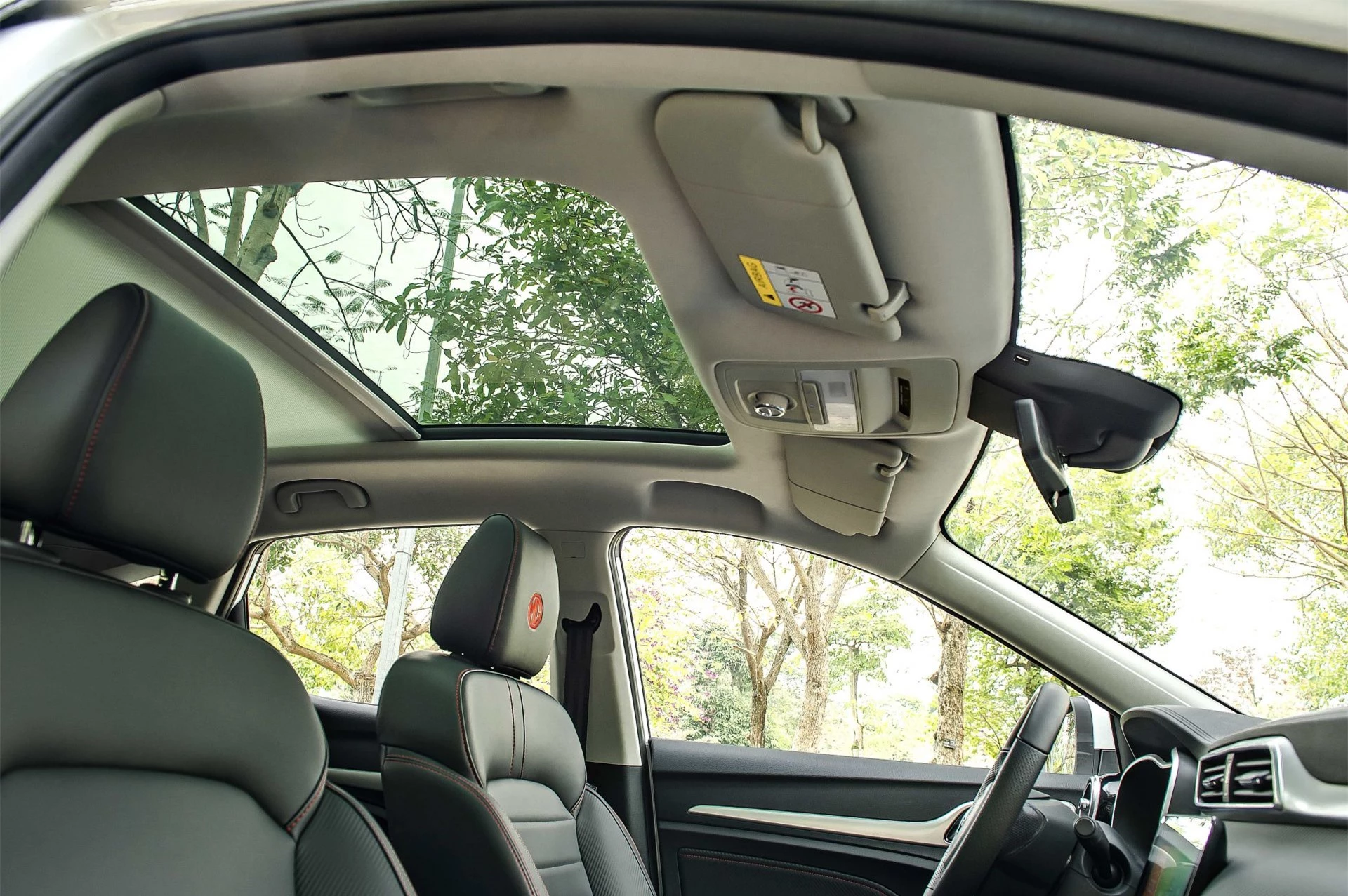 Cửa sổ trời toàn cảnh trên xe MG ZS 2021