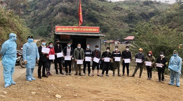 Lào Cai phát hiện, tạm giữ 13 người vượt biên trái phép về Việt Nam - 1