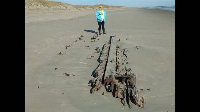 Xác tàu đắm bí ẩn nổi lên trên cát ở bãi biển Carolina