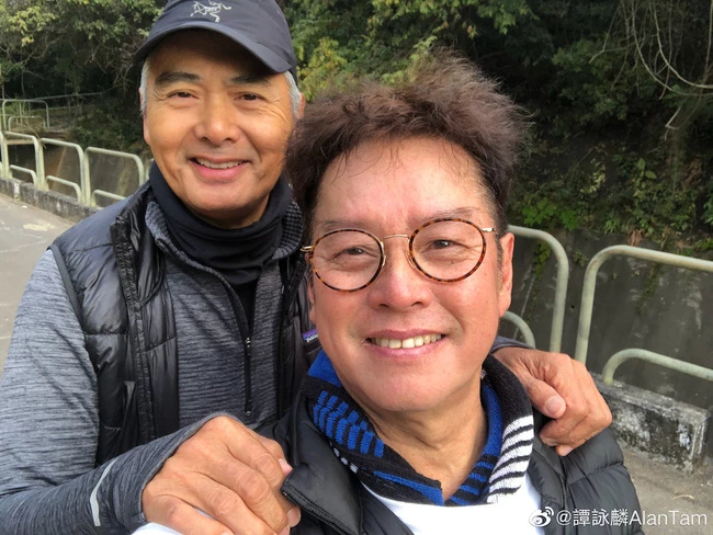 Bức ảnh selfie với Châu Nhuận Phát được Đàm Vịnh Lân chia sẻ trên Weibo của ông.