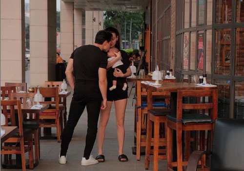 Hồ Ngọc Hà - Kim Lý khoe ảnh gia đình siêu đáng yêu