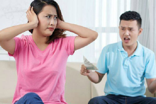 Chồng không đi làm nhưng lại thích tiêu hoang