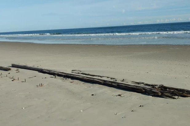 Xác tàu đắm bí ẩn nổi lên từ cát ở bãi biển Bắc Carolina.